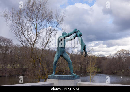 OSLO, Norvège 27 AVRIL 2018 : sculpture d'un homme jouant avec un enfant au parc Vigeland à Oslo Banque D'Images