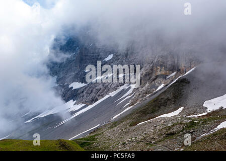 La face nord de l'Eiger couvrir dans les nuages à partir de la piste de l'Eiger, Alpes Bernoises, Région de Jungfrau, Suisse Banque D'Images