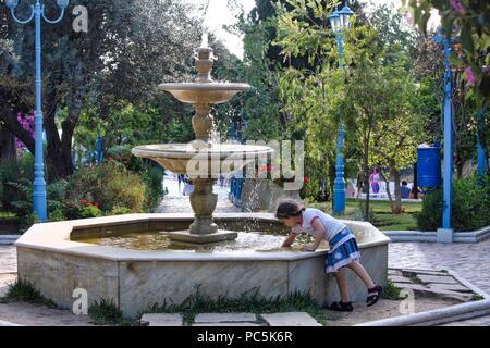 Fontaine - enfant jouant Banque D'Images