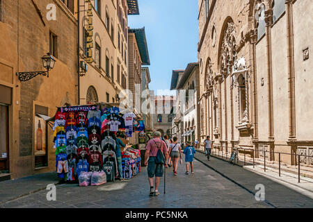 Les gens observant les étals du marché dans une rue médiévale à Florence, Toscane, Italie Banque D'Images