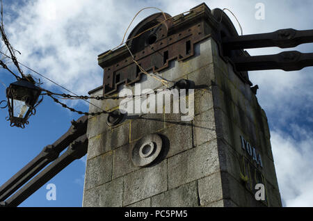 L'appui de l'ancien pont de chaînes sur laquelle pend un vintage lanterne dans l'arrière-plan d'un ciel bleu avec des nuages Banque D'Images