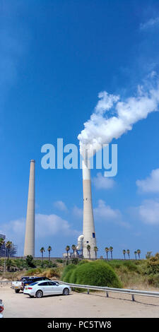 La vapeur est déchargé d'un fumée en Orot Rabin power station de Hadera, Israël Banque D'Images