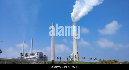 La vapeur est déchargé d'un fumée en Orot Rabin power station de Hadera, Israël Banque D'Images