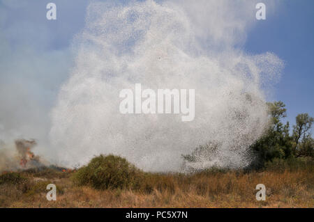 Chute d'avions de l'eau sur un incendie causé par des bombes qui ont été transportés de cerf-volant de Gaza avec un chiffon imbibé d'essence allumé, à mis le feu au fiel Banque D'Images