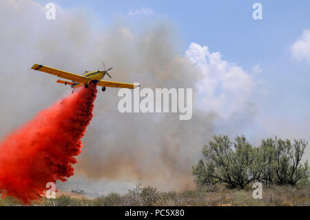 Gouttes d'aéronefs au feu sur un incendie causé par des bombes qui ont été transportés de cerf-volant de Gaza avec un chiffon imbibé d'essence allumé, à mis le feu à ISR Banque D'Images