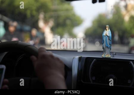 Vierge Marie, figurine dans une voiture. Ho Chi Minh Ville. Le Vietnam. Dans le monde d'utilisation | Banque D'Images