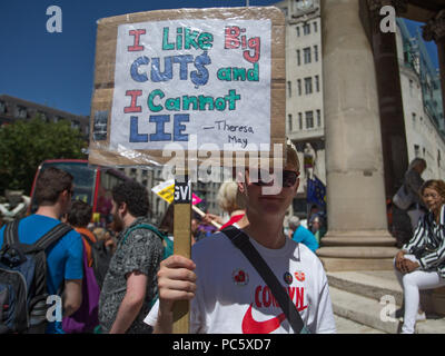 Des dizaines de milliers de personnes Inscrivez-vous une grande manifestation pour marquer le 70e anniversaire du Service national de santé. Avec : Atmosphère, voir Où : London, England, United Kingdom Quand : 30 Juin 2018 Crédit : Wheatley/WENN Banque D'Images