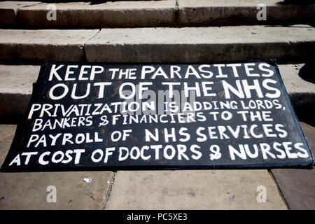 Des dizaines de milliers de personnes Inscrivez-vous une grande manifestation pour marquer le 70e anniversaire du Service national de santé. Avec : Atmosphère, voir Où : London, England, United Kingdom Quand : 30 Juin 2018 Crédit : Wheatley/WENN Banque D'Images