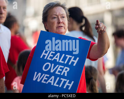 Des dizaines de milliers de personnes Inscrivez-vous une grande manifestation pour marquer le 70e anniversaire du Service national de santé. Avec : Atmosphère, voir Où : London, England, United Kingdom Quand : 30 Juin 2018 Crédit : Wheatley/WENN Banque D'Images