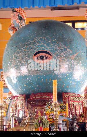 Intérieur du grand temple de Cao Dai. Autel principal avec l'Œil divin. Thay Ninh. Le Vietnam. Dans le monde d'utilisation | Banque D'Images