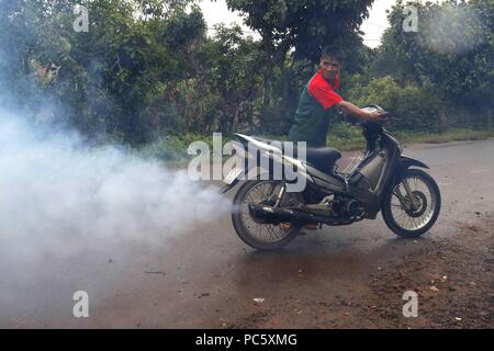 La fumée de moto. La pollution de l'air. Kon Tum. Le Vietnam. Dans le monde d'utilisation | Banque D'Images