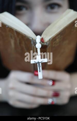 Femme lisant une bible. Ho Chi Minh Ville. Le Vietnam. Dans le monde d'utilisation | Banque D'Images