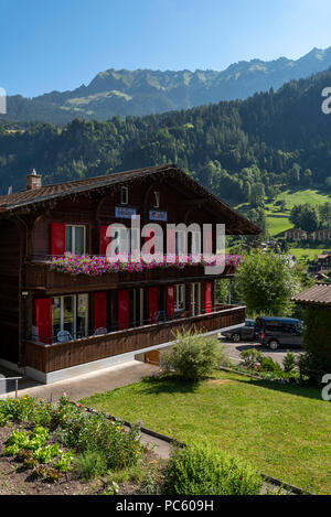 Mountain house décorées par des fleurs, vallée de Lauterbrunnen, Oberland Bernois, Suisse Banque D'Images