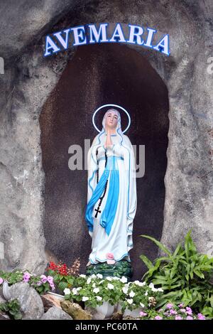 Cathédrale catholique de Danang. Statue de Vierge Marie. Ave Maria. Danang. Le Vietnam. Dans le monde d'utilisation | Banque D'Images