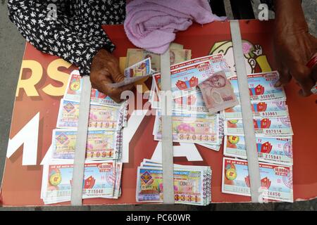 Vieille Femme vendant des billets de loterie. Ho Chi Minh Ville. Le Vietnam. Dans le monde d'utilisation | Banque D'Images