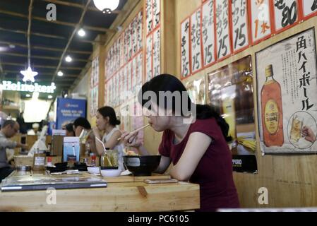 Woamn prenant le déjeuner dans un restaurant japonais. Ho Chi Minh Ville. Le Vietnam. Dans le monde d'utilisation | Banque D'Images