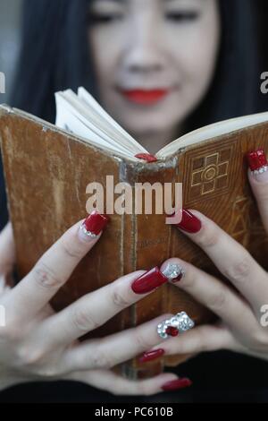 Femme lisant une bible. Ho Chi Minh Ville. Le Vietnam. Dans le monde d'utilisation | Banque D'Images