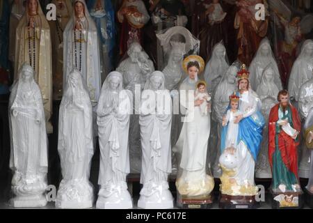 Magasin de vente d'articles religieux chrétiens. Sainte Vierge des statues. Ho Chi Minh Ville. Le Vietnam. Dans le monde d'utilisation | Banque D'Images