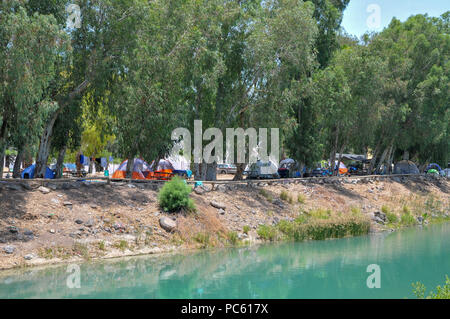 Pique-nique et de camping site sur le sud du fleuve de la Jordanie à la sortie de la mer de Galilée, Israël Banque D'Images