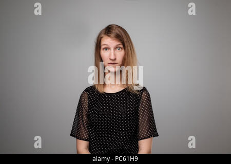 Jeune femme triste et grave de l'intéressé à la peur et réfléchi Banque D'Images