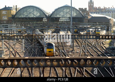 Le train au départ de la gare de King's Cross, Londres Banque D'Images