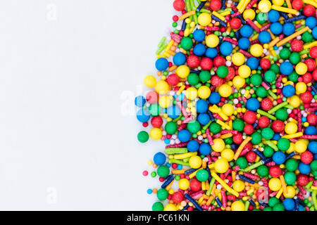 Gâteau aux bonbons colorés fond sprinkles décoratifs Banque D'Images