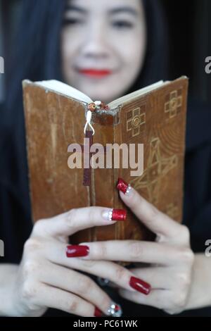 Femme lisant une bible. Ho Chi Minh Ville. Le Vietnam. Dans le monde d'utilisation | Banque D'Images