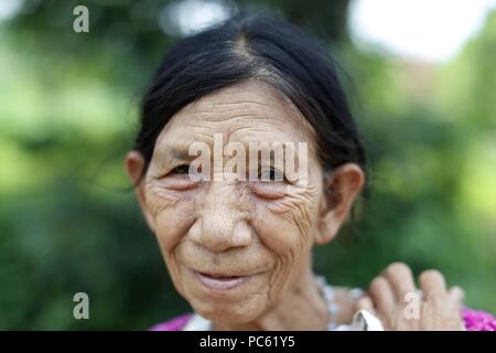 Ba Na (Bahnar) groupe ethnique. Portrait de vieille femme. Kon Tum. Le Vietnam. Dans le monde d'utilisation | Banque D'Images