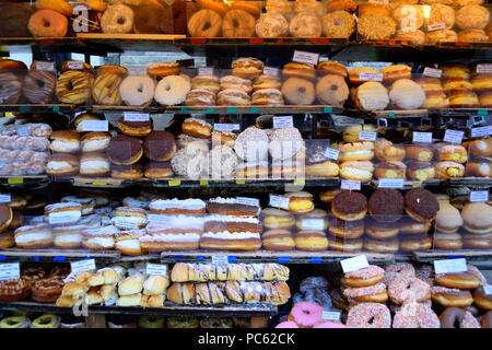 Divers donuts affiché sur les étagères dans Camden Market Banque D'Images