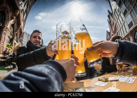 Frankfurt am Main, Allemagne. Apr 02, 2018. Les touristes d'Espagne Villarreal jouissant de sa bière de blé sous le soleil au calme sur les Roemerberg. Crédit : Frank Rumpenhorst/dpa | dans le monde d'utilisation/dpa/Alamy Live News Banque D'Images