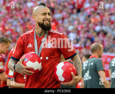 Munich, Allemagne. 12 mai, 2018. Déposée - 12.05.2018, l'Allemagne, Munich : Soccer : Bundesliga, Bayern Munich - VfB Stuttgart, 34e journée à l'Allianz Arena. Arturo Vidal du FC Bayern Munich traverse le terrain au cours de la célébration. (Dpa "Rapports : Vidal avant le transfert à partir de la FC Bayern à l'Inter Milan' du 31.07.2018) Crédit : Matthias Balk/dpa/Alamy Live News Banque D'Images