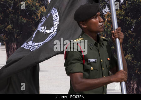 Putrajaya, Kuala Lumpur, Malaisie. 31 juillet, 2018. Un soldat vu avec un drapeau des Rangers au cours de la Journée nationale du guerrier a célébré le 31 juillet 2018 à Dataran Pahlawan, Putrajaya.La Malaisie a célébré le 50e jour du guerrier National le 31 juillet 2018 à Dataran Pahlawan, Putrajaya dédié à la nation de guerriers pour leur sacrifice et l'apport inestimable à la nation. Credit : Faris Hadziq SOPA/Images/ZUMA/Alamy Fil Live News Banque D'Images