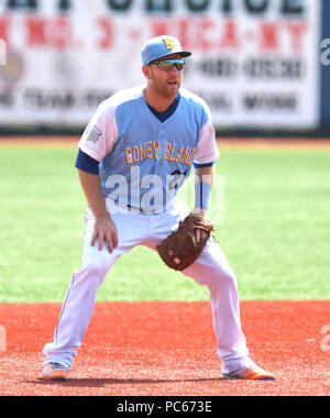 New York, NY, USA. 28 juillet, 2018. ew York Mets player Todd Frazier rehab joue un match au parc MCU dans Brooklyn, NY Le 31 juillet alors qu'il se prépare pour son retour à la gamme de mets. Dans son apparence de Brooklyn Frazier fut 1 pour 4 avec un home run dans la 8e manche. Après son explosion wasmobbed Frazier dans l'abri par ses nouveaux coéquipiers.Frazier devrait rejoindre les mets ce week-end à Citi Field. Crédit : George Napolitano/Alamy Live News Banque D'Images