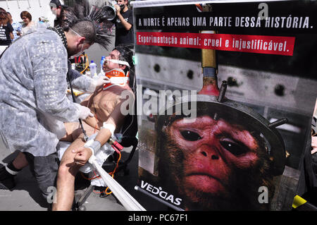 Sao Paulo, Brésil. 31 juillet, 2018. Activiste de l'ONG Veddas (le végétarisme éthique, de la défense de l'animal de l'homme et de la société) de protester contre l'expérimentation animale, sur l'Avenida Paulista. Laissez-passer des militants contre les animaux, tests d'assouplissant ingère entre autres tortures. Credit : Cris Faga/ZUMA/Alamy Fil Live News Banque D'Images