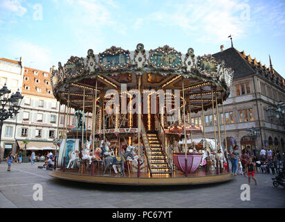 Strasbourg, France. 16 Juin, 2018. Un carrousel à Strasbourg, France. Strasbourg est la capitale de la région Grand Est, anciennement l'Alsace, dans le nord-est de la France. C'est aussi le siège officiel du Parlement européen et se trouve à proximité de la frontière allemande, avec la culture et l'architecture mêlant des influences françaises et allemandes. Crédit : Leigh Taylor/ZUMA/Alamy Fil Live News Banque D'Images