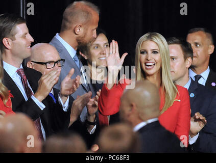 Tampa, Floride, USA. Le 31 juillet 2018. Le président des États-Unis, la fille de Donald Trump, Ivanka Trump, vagues comme son père présente son à faire un grand rassemblement de nouveau l'Amérique le 31 juillet 2018 à la Florida State Fairgrounds, à Tampa, en Floride. Le fils de Trump Président, Eric, est vu applaudir à gauche.(Paul Hennessy/Alamy) Crédit : Paul Hennessy/Alamy Live News Banque D'Images