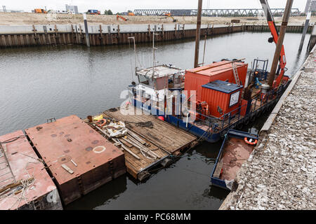 26 juin 2018, l'Allemagne Hambourg : La plate-forme de la compagnie de plongée Knoth, qui effectue des travaux de soudure dans le port de Hambourg Baakenhafen. Photo : Markus Scholz/dpa Banque D'Images