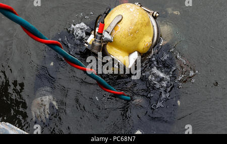 26 juin 2018, l'Allemagne Hambourg : Mat Goy, plongeur professionnel dans le port de Hambourg, à quelques pas de l'Elbe sur une plate-forme après une opération de soudure sous-marine. Photo : Markus Scholz/dpa Banque D'Images
