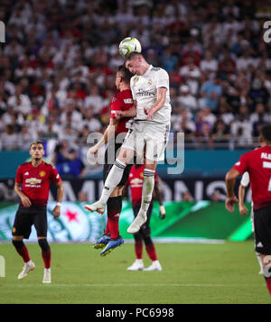 Miami Gardens, Florida, USA. 31 juillet, 2018. Le milieu de terrain du Real Madrid C.F. Federico Valverde (37) bondit à la tête de la balle au-dessus du milieu de terrain de Manchester United F.C. Ander Herrera (21) au cours d'un match de Coupe des Champions internationaux entre le Real Madrid C.F. et Manchester United F.C. au Hard Rock Stadium de Miami Gardens, en Floride. Manchester United F.C. a gagné le match 2-1. Crédit : Mario Houben/ZUMA/Alamy Fil Live News Banque D'Images