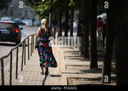 Tallinn, Estonie. 31 juillet, 2018. Une fashionista en marchant dans la rue à Tallinn Estonie - 31 juillet 2018 - Crédit : Manhattan Piste ***pour un usage éditorial uniquement*** | Verwendung weltweit/dpa/Alamy Live News Banque D'Images