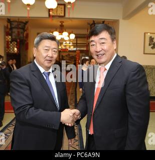 Oulan Bator, Mongolie. 31 juillet, 2018. L'ambassadeur chinois en Mongolie Xing Haiming (R), serre la main du ministre de la Défense de Mongolie Nyamaa Enkhbold au cours d'une réception pour célébrer le 91e anniversaire de la fondation de l'Armée de libération du peuple chinois (PLA) à Oulan-Bator, Mongolie, le 31 juillet 2018. Credit : Suriya/Xinhua/Alamy Live News Banque D'Images