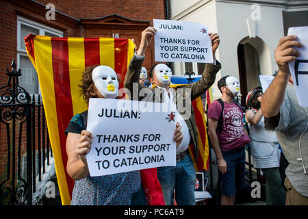 Londres, Royaume-Uni. 31 juillet, 2018. Vu les manifestants holding bannières et drapeaux pendant la manifestation.Un groupe de Catalans, les migrants et touristique, se rassemblent à l'ambassade de l'Equateur à Londres afin de montrer leur soutien et rendre grâce à Assange de soutien et d'aide en catalan du référendum organisé l'année dernière.Mr Assange, 47 ans, vit en Equateur, ambassade à Londres depuis 2012 quand il a été accordé l'asile politique. Le Président de l'Équateur Lenin Moreno a déclaré vendredi qu'il n'a jamais ''pour'' de M. Assange, et que les deux parties sont en contact permanent. (Crédit Image : © Brais G. Rouco/SOPA Images vi Banque D'Images