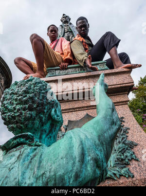 Edinburgh, Scotland, UK ; 1 Août, 2018. Le cast de Fort Henry Brown : un voyage musical à la statue du président Lincoln dans le vieux cimetière de Calton, Édimbourg. New York gospel singers à partir d'une nouvelle comédie musicale sur Fringe d'un esclave américain livré à la liberté dans un 3XEC2ft fort recueillir au Monument commémoratif de guerre civile américaine à l'honneur les Écossais qui se sont battus contre l'esclavage dans la guerre civile américaine. Credit : Iain Masterton/Alamy Live News Banque D'Images