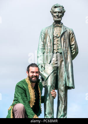 Edinburgh Fringe Festival, Henry Box Brown : voyage musical photocall, 1st août 2018.Édimbourg, Écosse, Royaume-Uni.La troupe au monument Abraham Lincoln, Old Calton Burial Ground, qui commémore les Écossais qui ont combattu au nom de l'Union en Amérique.Ben Harney et l'écrivain Mehr Mansuri créent la comédie musicale sur un esclave de Virginie de 1850s qui se livre à la liberté dans une boîte.Un maléacteur en costume du 19th siècle aux pieds de la statue d'Abraham Lincoln Banque D'Images