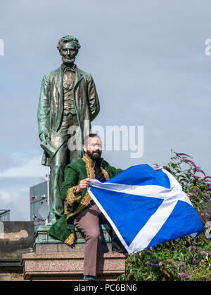 Edinburgh Fringe Festival, Henry Box Brown : voyage musical photocall, 1st août 2018.Édimbourg, Écosse, Royaume-Uni.La troupe au monument Abraham Lincoln, Old Calton Burial Ground, qui commémore les Écossais qui ont combattu au nom de l'Union en Amérique.Ben Harney et l'écrivain Mehr Mansuri créent la comédie musicale sur un esclave de Virginie de 1850s qui se livre à la liberté dans une boîte.Un acteur masculin en costume du 19th siècle tient le drapeau écossais Saltyre Banque D'Images