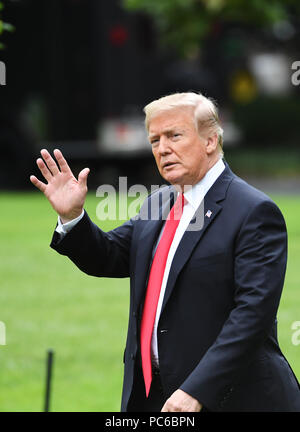 (180801) -- WASHINGTON, 1er août 2018 (Xinhua) -- Le président américain Donald Trump promenades sur la pelouse Sud en direction de la Marine One à Washington D.C., États-Unis, le 31 juillet 2018. Le Président américain Donald Trump a déclaré mardi que les Etats-Unis et l'Iran pourrait répondre "très bientôt." (Xinhua/Liu Jie) (ly) Banque D'Images