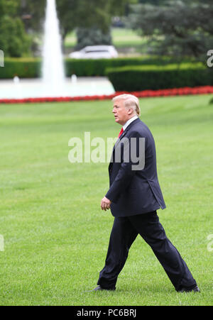 (180801) -- WASHINGTON, 1er août 2018 (Xinhua) -- Le président américain Donald Trump promenades sur la pelouse Sud en direction de la Marine One à Washington D.C., États-Unis, le 31 juillet 2018. Le Président américain Donald Trump a déclaré mardi que les Etats-Unis et l'Iran pourrait répondre "très bientôt." (Xinhua/Liu Jie) (ly) Banque D'Images