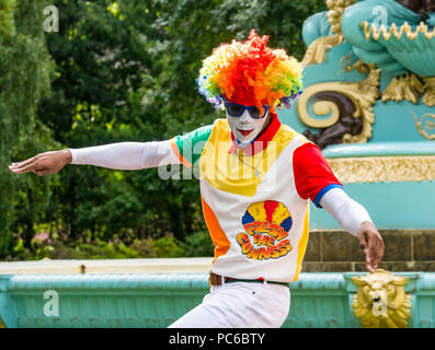 Edinburgh Fringe Festival, Édimbourg, Royaume-Uni. 1er août 2018. Princes Street Gardens, Édimbourg, Écosse Royaume-Uni : America's biggest circus fait ses débuts européens à l'Edinburgh Fringe. UniverSoul Circus est l'exécution de leur spectacle Hip Hop sous le chapiteau du cirque à Underbelly moyeu sur les prés. Le cirque, fondée par Cedric Walker, a été émerveillant pendant 25 ans. Son célèbre les artistes de cirque sont les fruits de l'Clownsss, US hip hop internet loi clown. L'un des clowns danse en face de Ross Fountain Banque D'Images