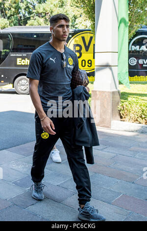 Bad Ragaz, Suisse. 06Th Aug 2018. Camp d'entraînement de football, Borussia Dortmund. Dortmund's Achraf Hakimi arrive à l'hôtel de l'équipe. Crédit : David Inderlied/dpa/Alamy Live News Banque D'Images