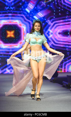 1 août 2018 - Shanghai, Chine - un modèle marche le long de la piste pendant un bikini show qui a eu lieu à Shenyang, Liaoning Province du nord-est de la Chine. (Crédit Image : © SIPA l'Asie via Zuma sur le fil) Banque D'Images